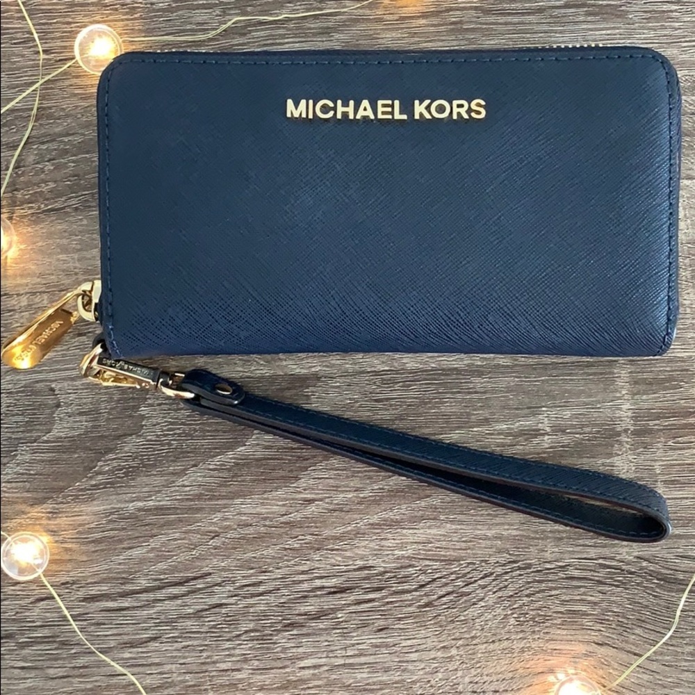 AUTHENTIC Michael Kors wristlet